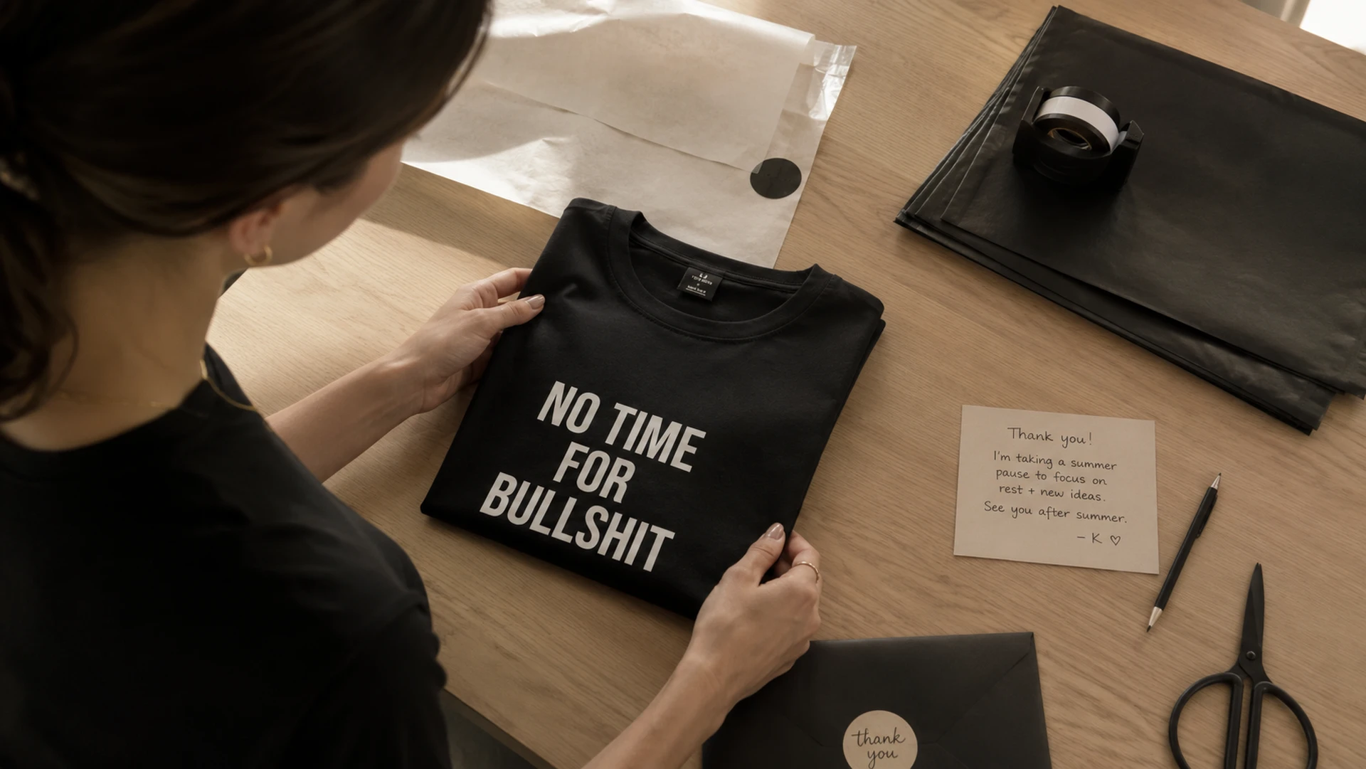 Must No Time For Bullshit T-särk pakendis koos tänukaardiga