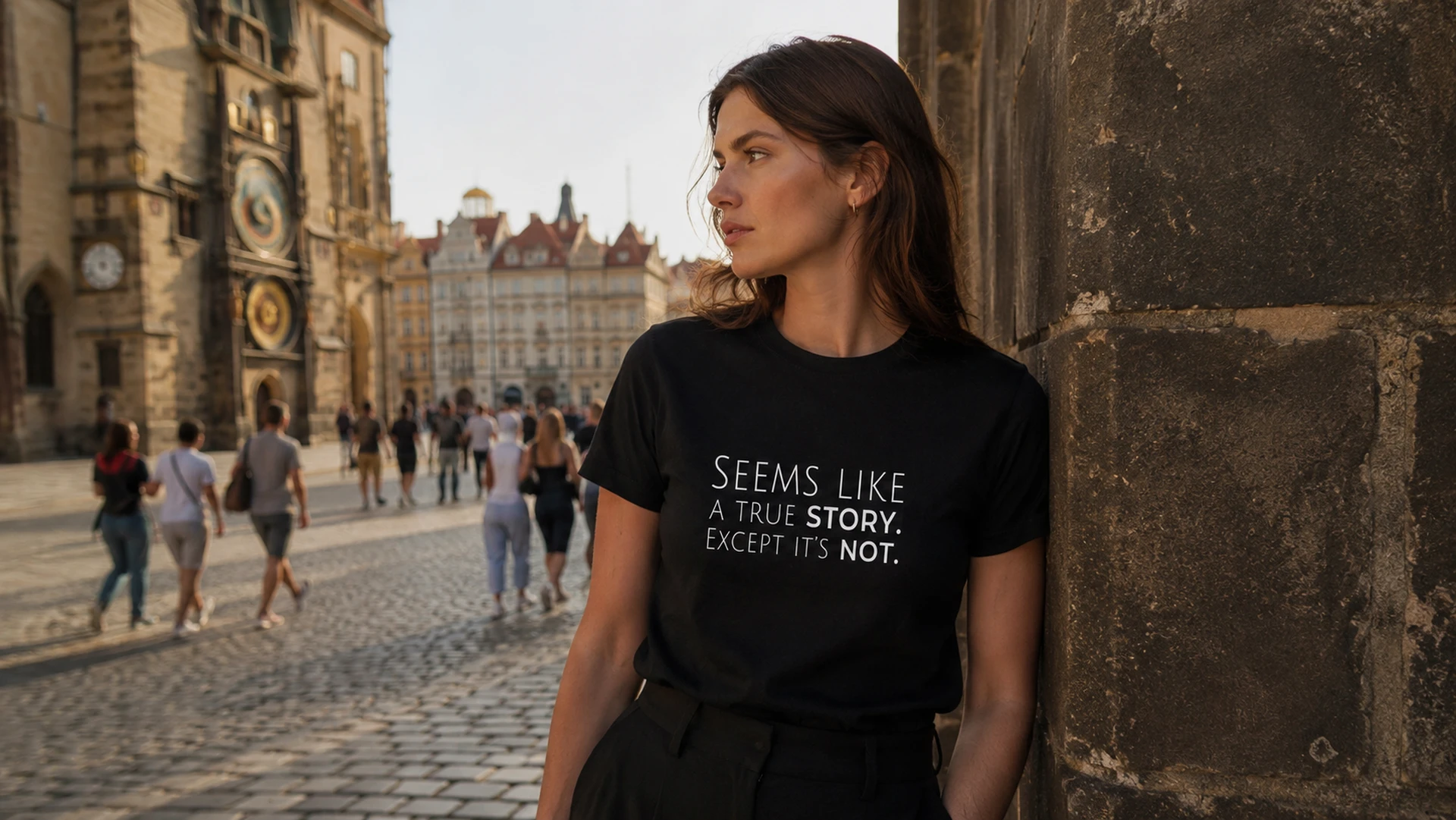 Naine musta Seems Like a True Story T-särgiga Euroopa vanalinnas