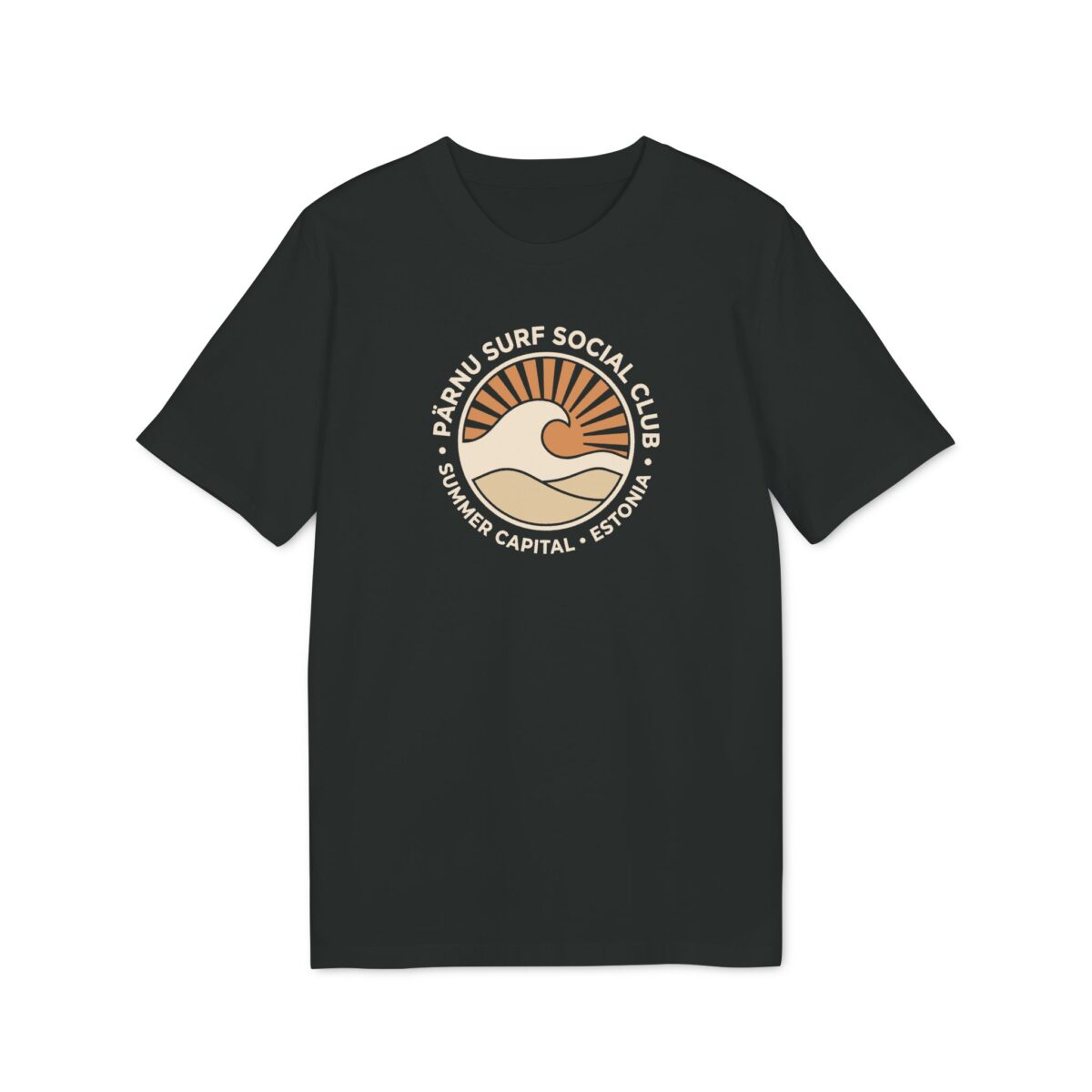 Must T-särk eestvaates, Pärnu Surf Social Club ringkirja, lihtsa kaarduva laine ja oranži päikesega.