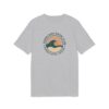Hallmelanž (Heather Grey) T-särk eestvaates, Pärnu Surf Social Club ringkirja, lihtsa kaarduva laine ja oranži päikesega.