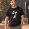 Mees mustas Black Giraffe Unisex T-särgis ja oliivikarva pükstes skulptuurihoovis.