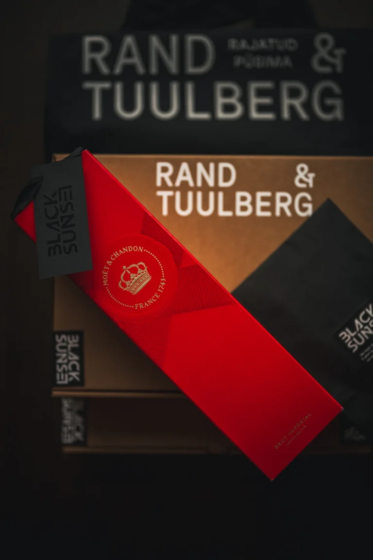 Rand & Tuulberg gift packages with Blacksunset labels and a red champagne box.