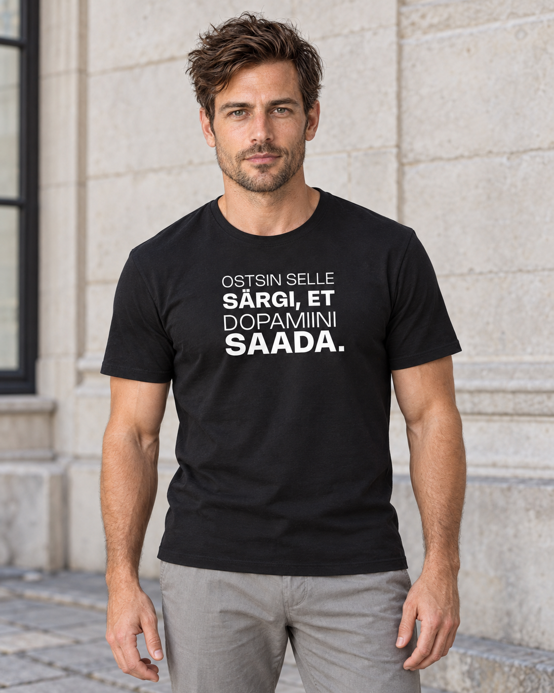 Mees kannab musta T-särki valge kirjaga „Ostsin selle särgi, et dopamiini saada.”
