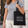Carolina carries a black tote bag over her shoulder, with grey Estonian text “Ostsin selle koti, et dopamiini saada.”