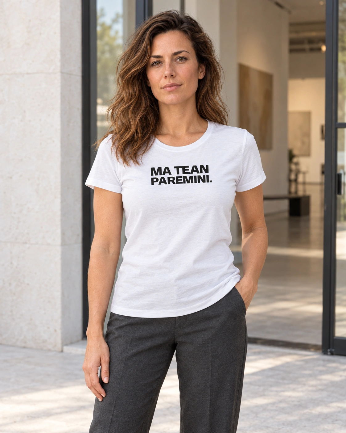 Carolina kannab galerii sissepääsu juures valget T-särki oma tekstiga „MA TEAN PAREMINI.”.