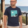 Anti kannab tumesinist Pacific Drafti unisex T-särki merevaatega puidust verandal.