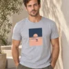 Rasmus kannab helehalli South Swelli unisex T-särki ja oliivrohelisi pükse heleda betoonseina kõrval.