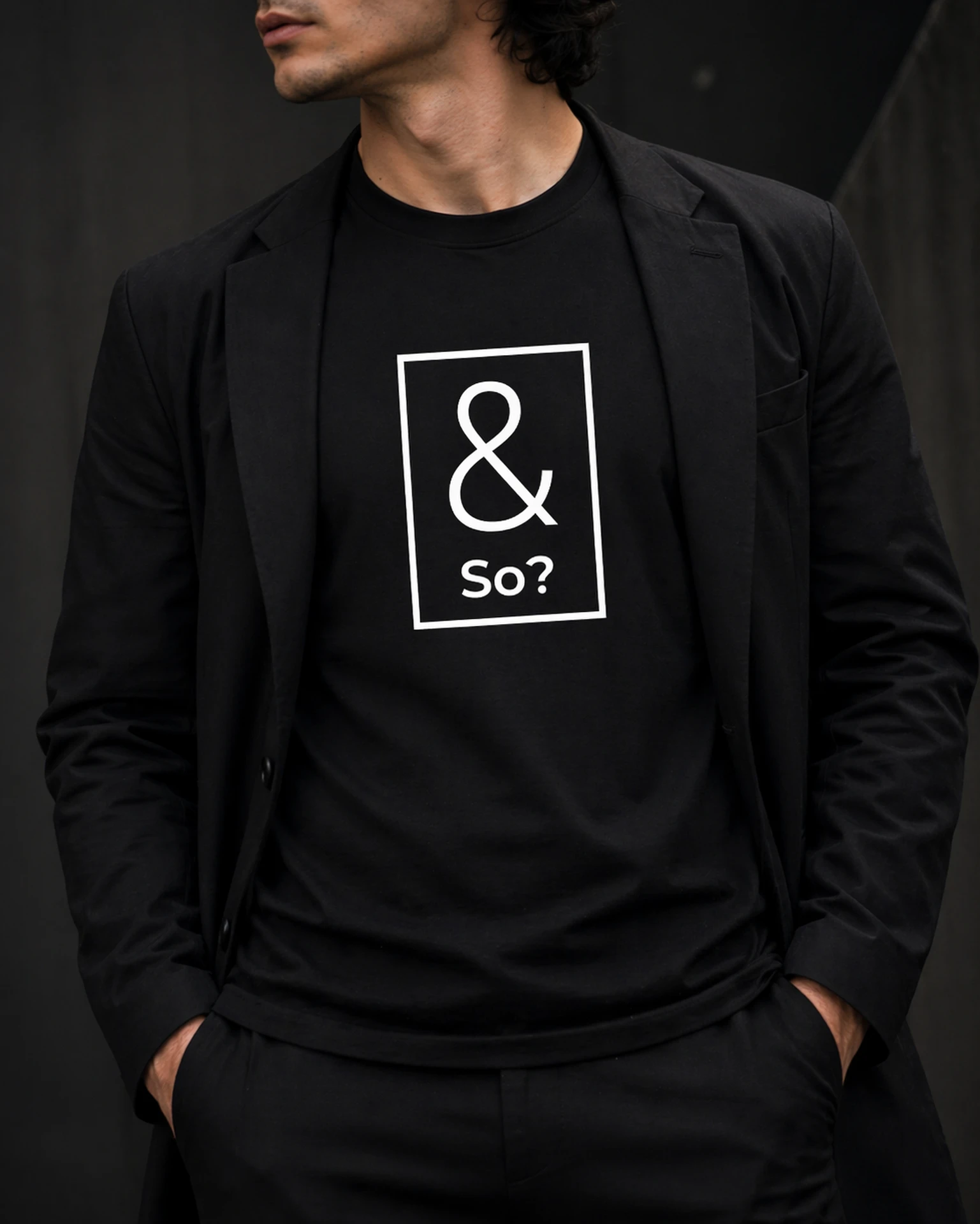 And So? T-särk raamitud ampersand ja So? trükiga