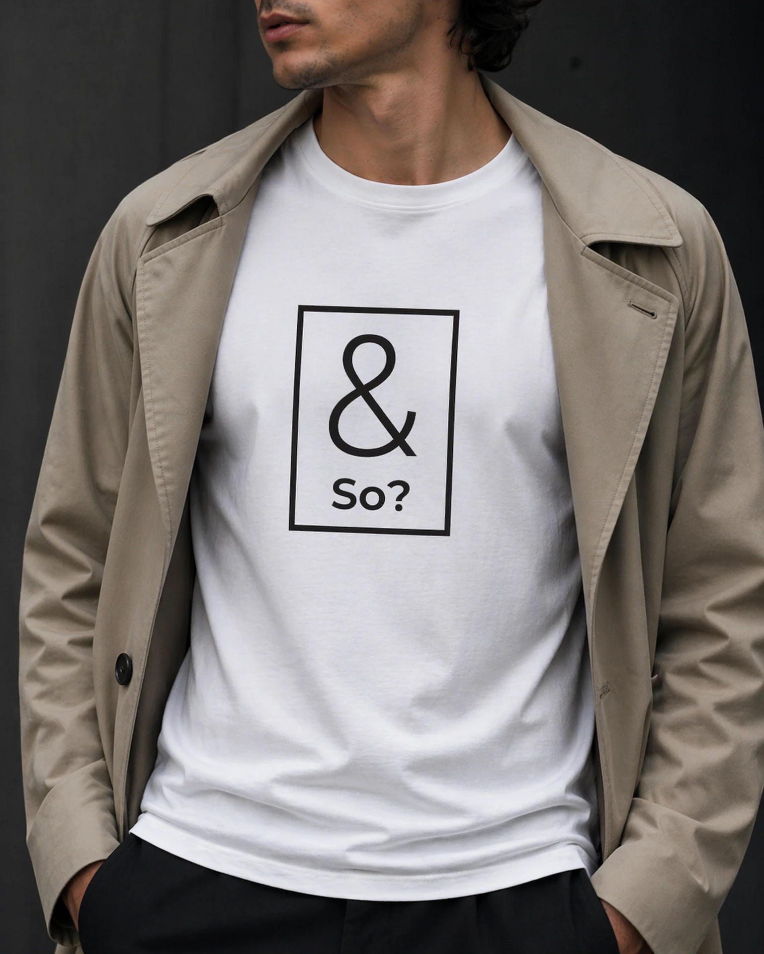 And So? T-särk raamitud ampersand ja So? trükiga