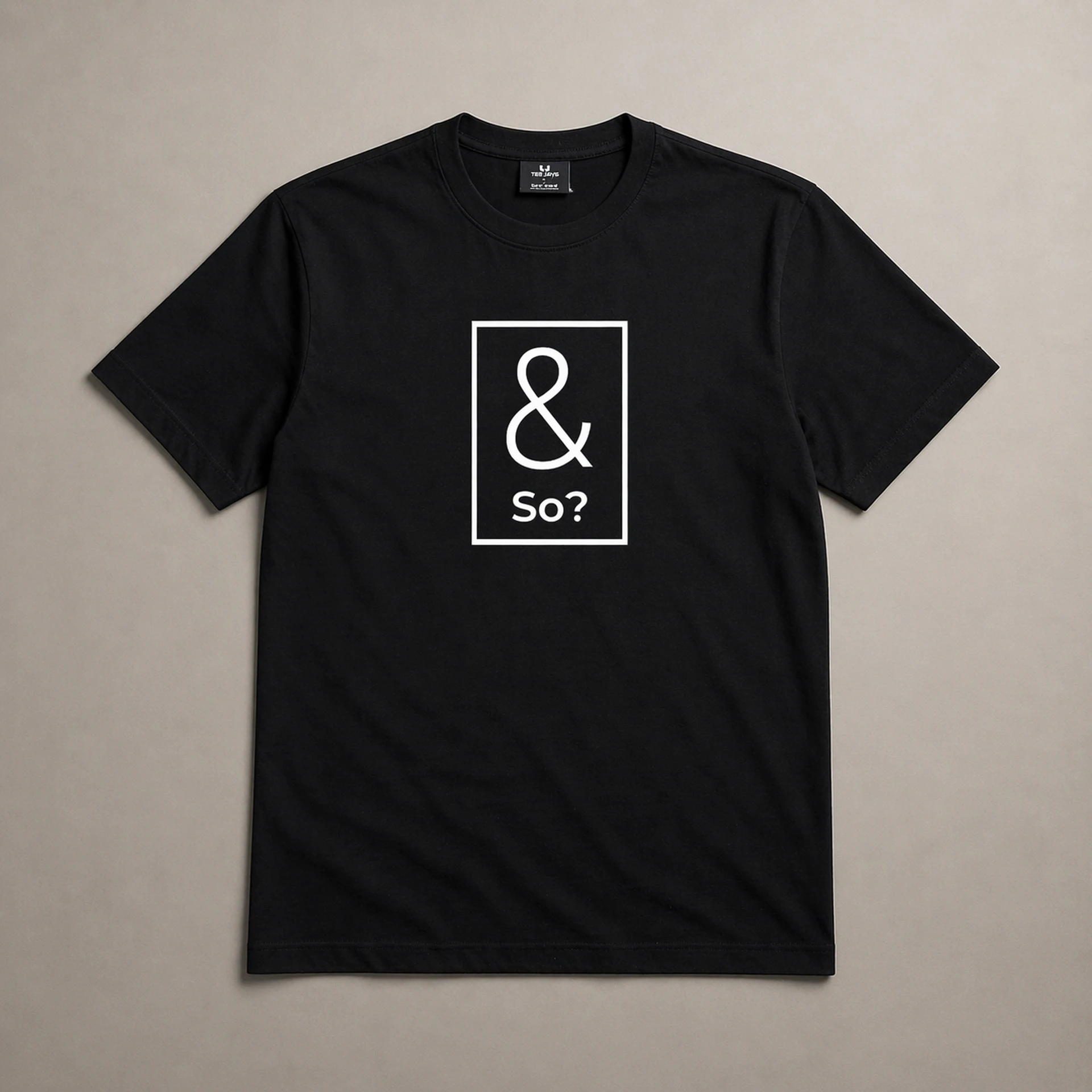 And So? T-särk raamitud ampersand ja So? trükiga