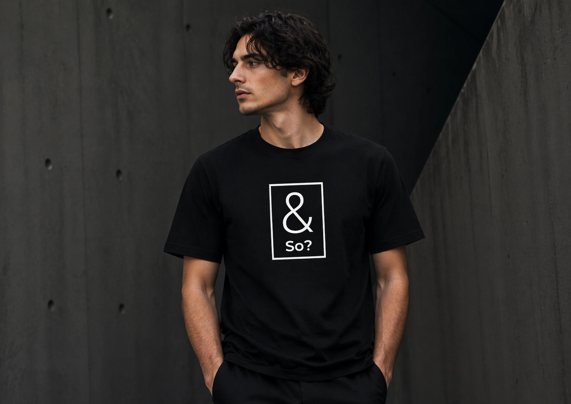 And So? T-särk raamitud ampersand ja So? trükiga
