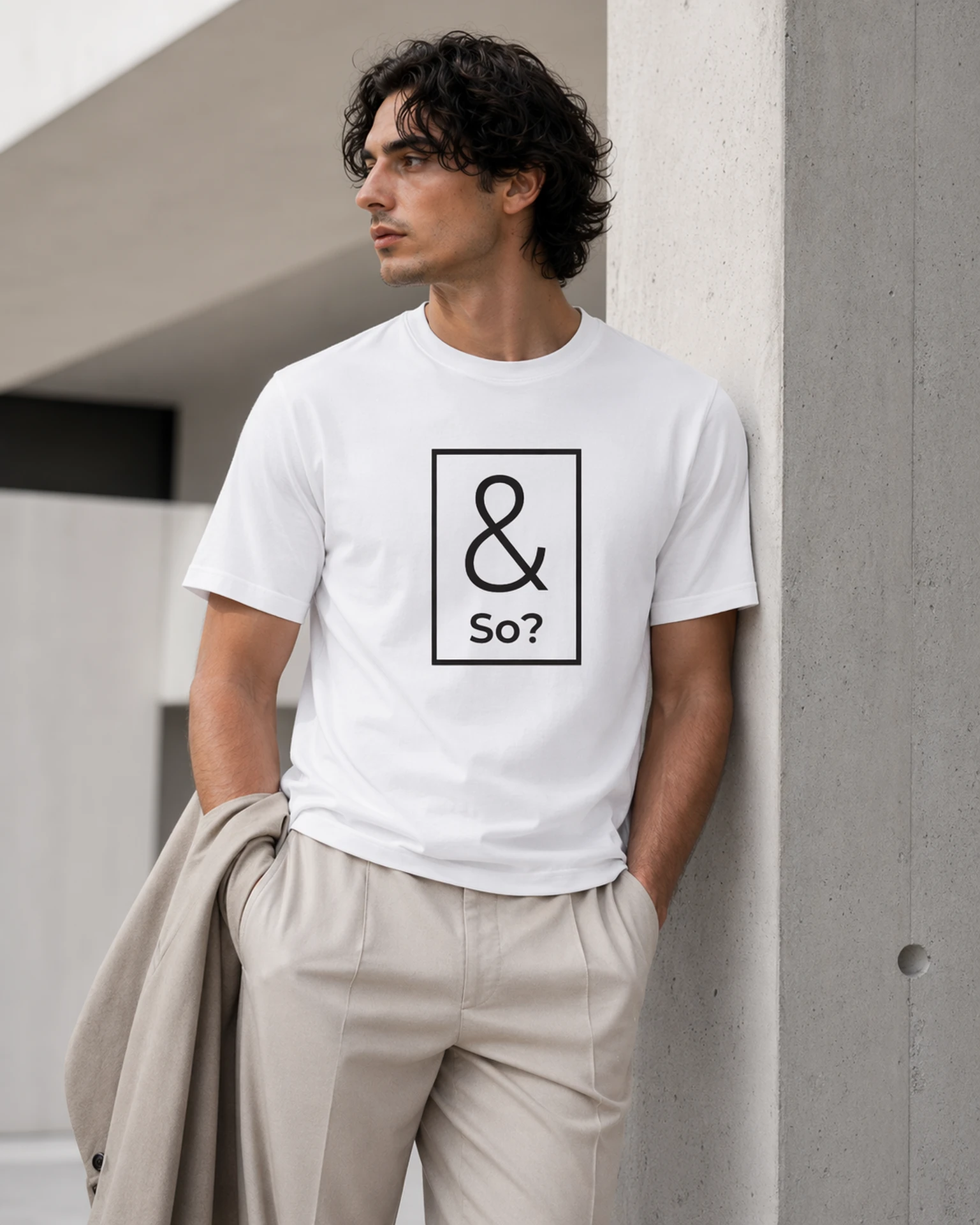 And So? T-särk raamitud ampersand ja So? trükiga
