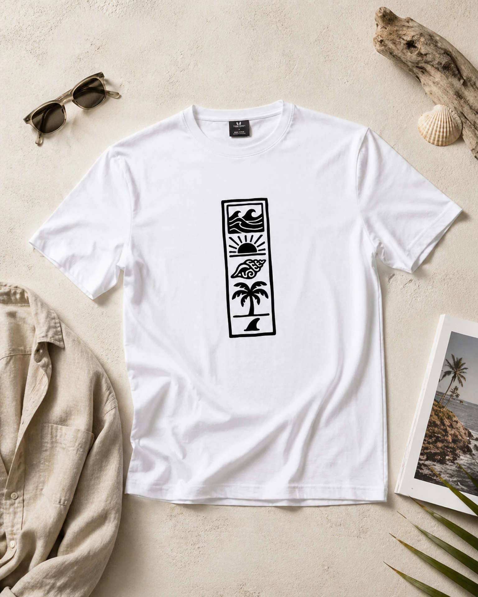 Beach Totem valge T-särk liivakarva flatlay kompositsioonis