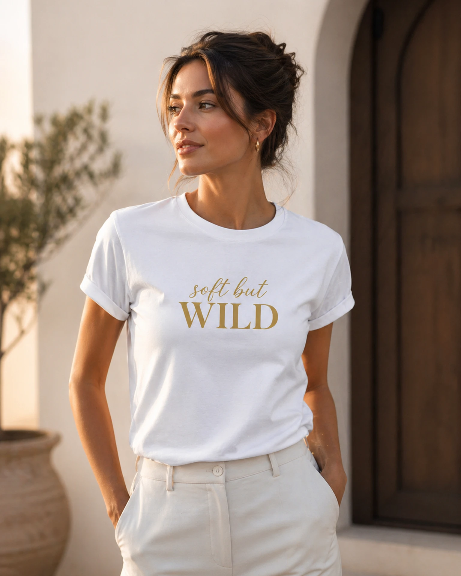 Soft But Wild valge T-särk kuldse kirjaga