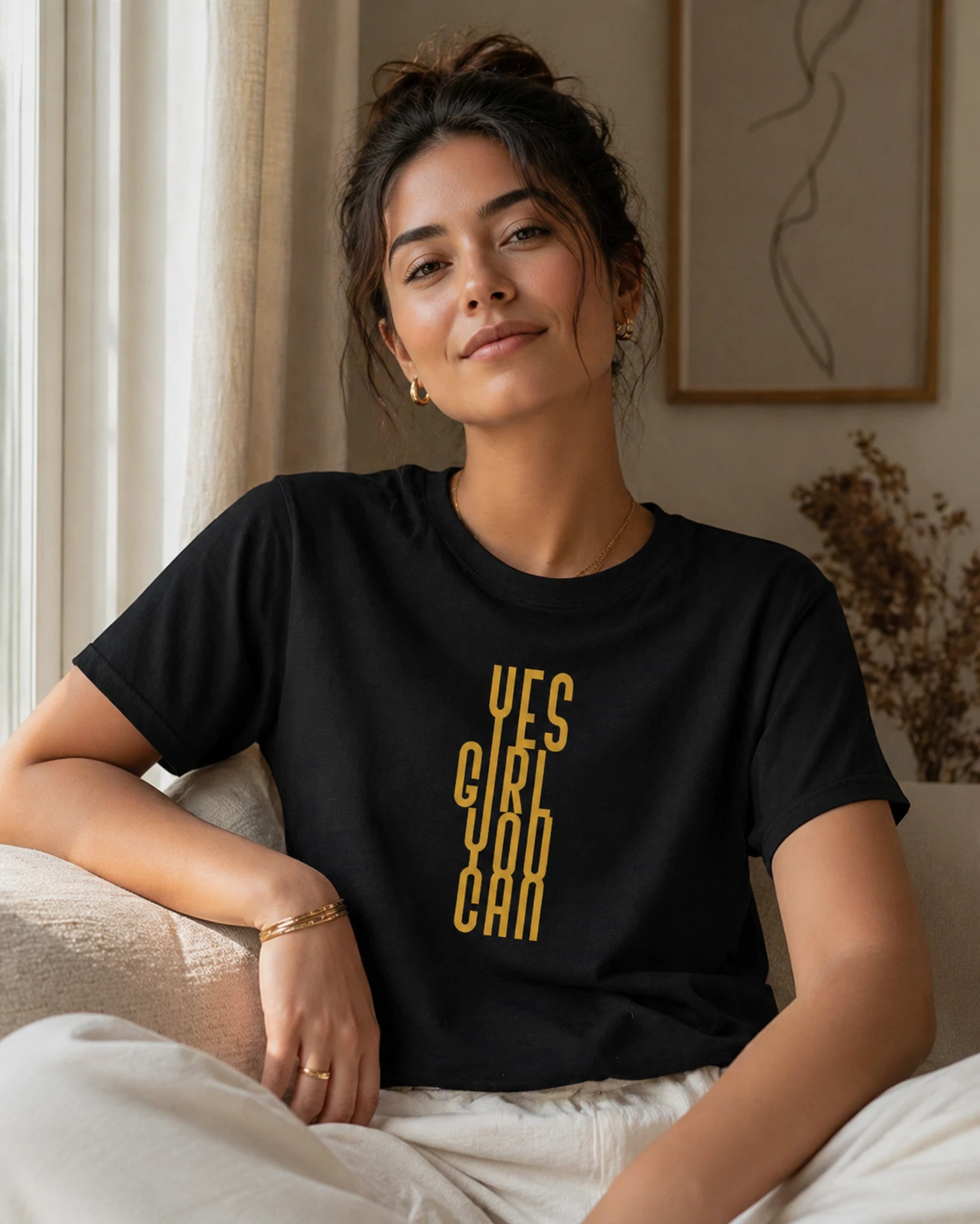 Yes Girl You Can must T-särk kuldse vertikaalse kirjaga rahulikus interjööris