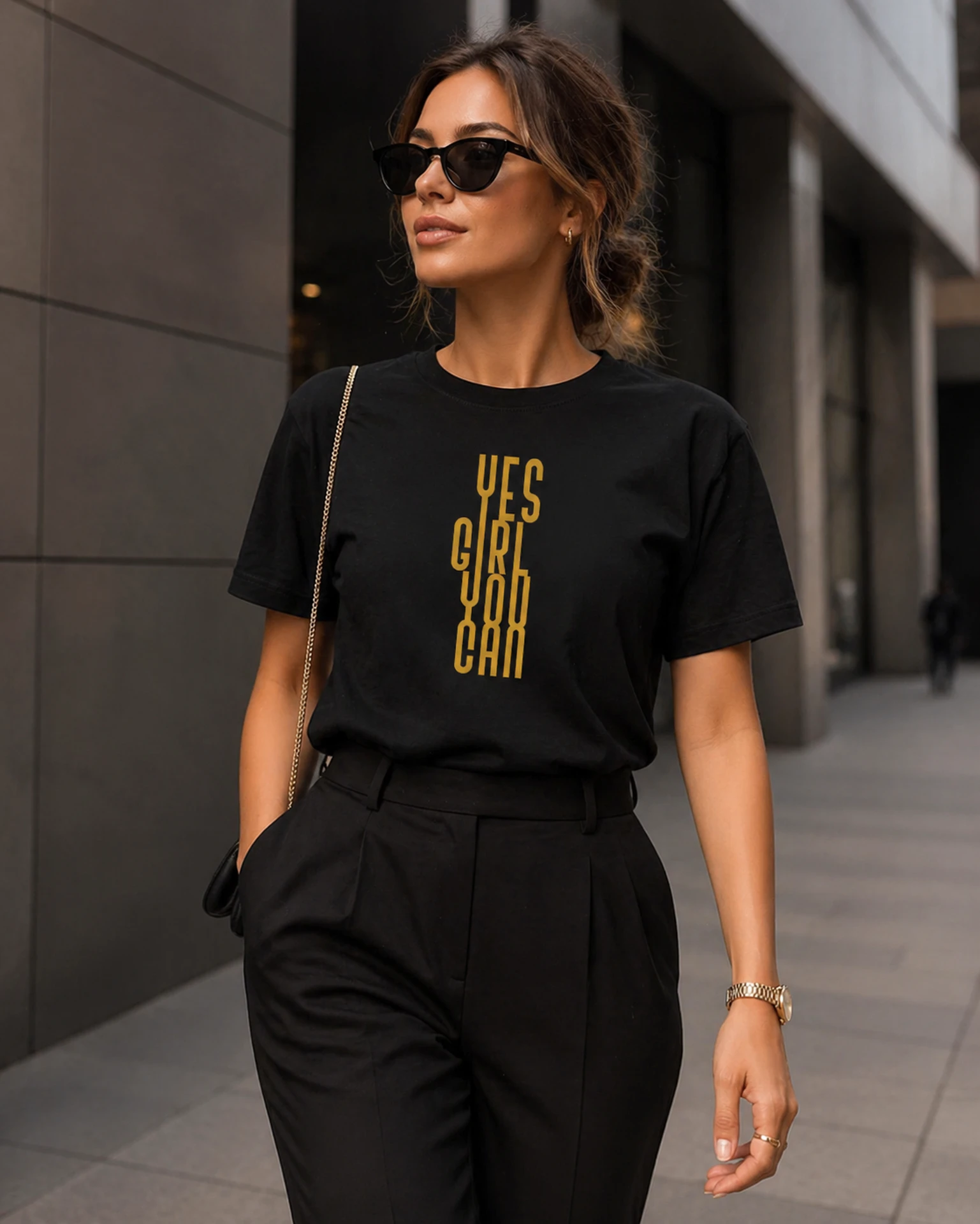 Yes Girl You Can must T-särk linnaliku smart-casual stilistikaga