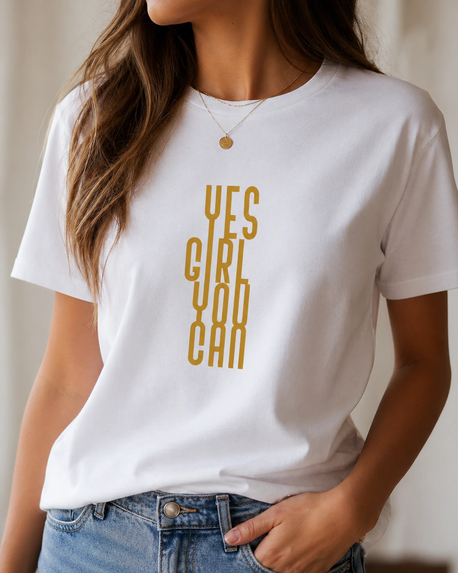 Yes Girl You Can valge T-särk kuldse kirjaga lähivaates