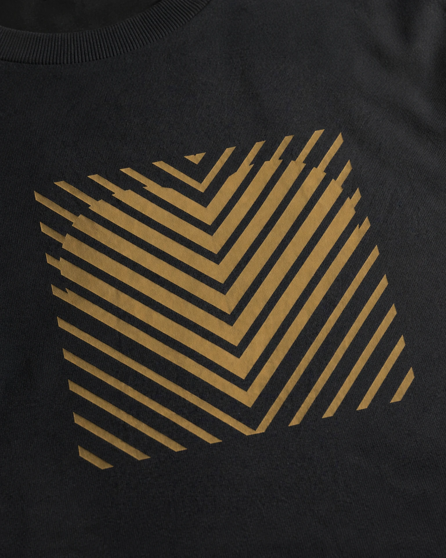 Heart Stripe T-särk kuldse geomeetrilise triibusüdamega