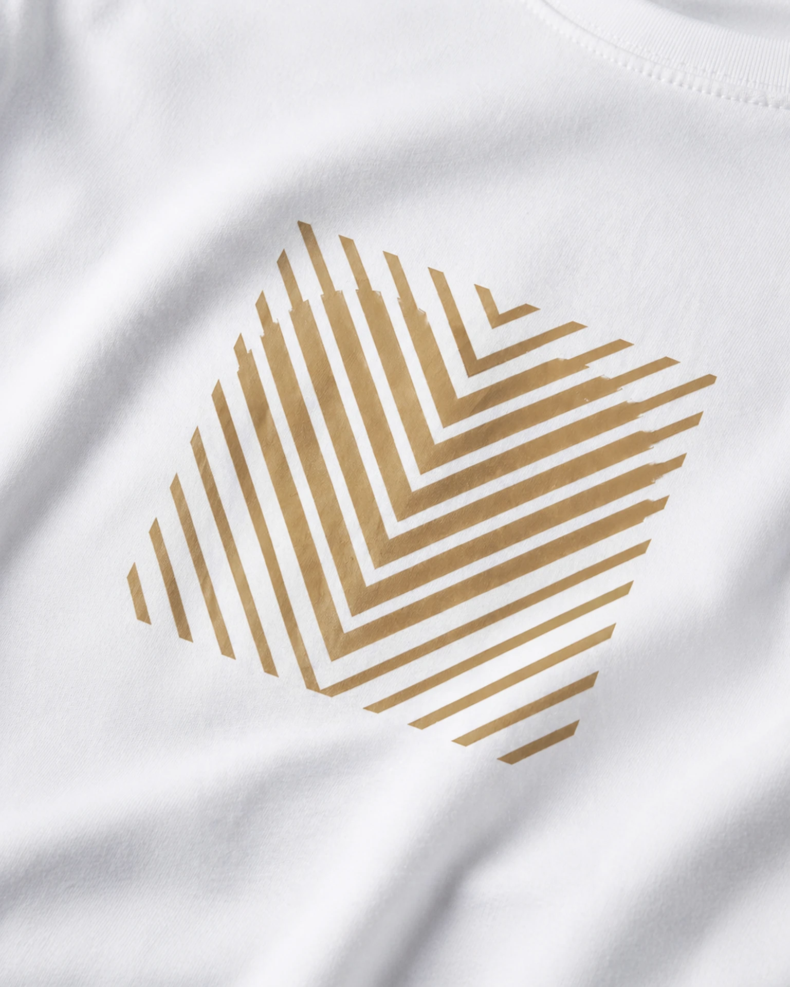 Heart Stripe T-särk kuldse geomeetrilise triibusüdamega