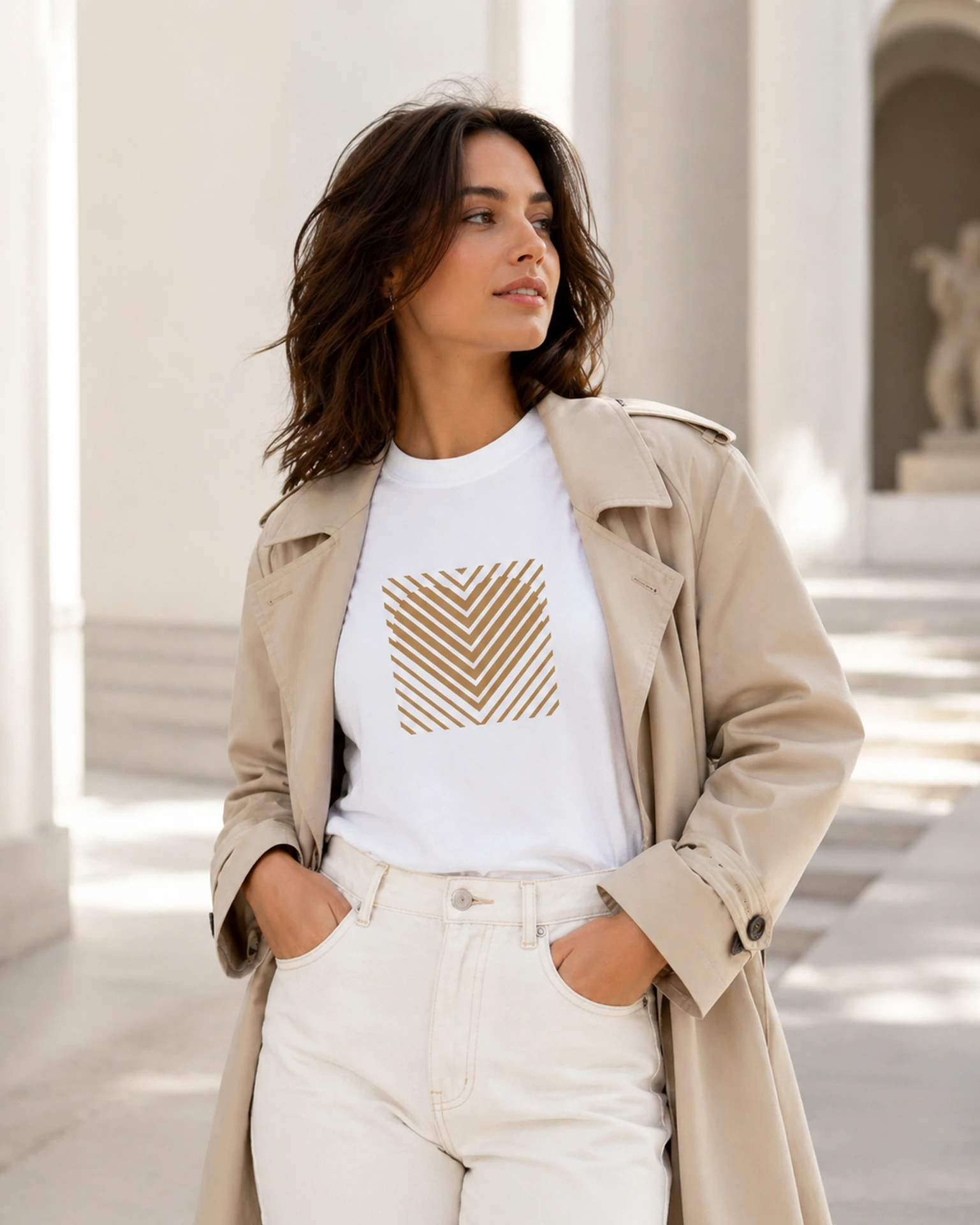 Heart Stripe T-särk kuldse geomeetrilise triibusüdamega