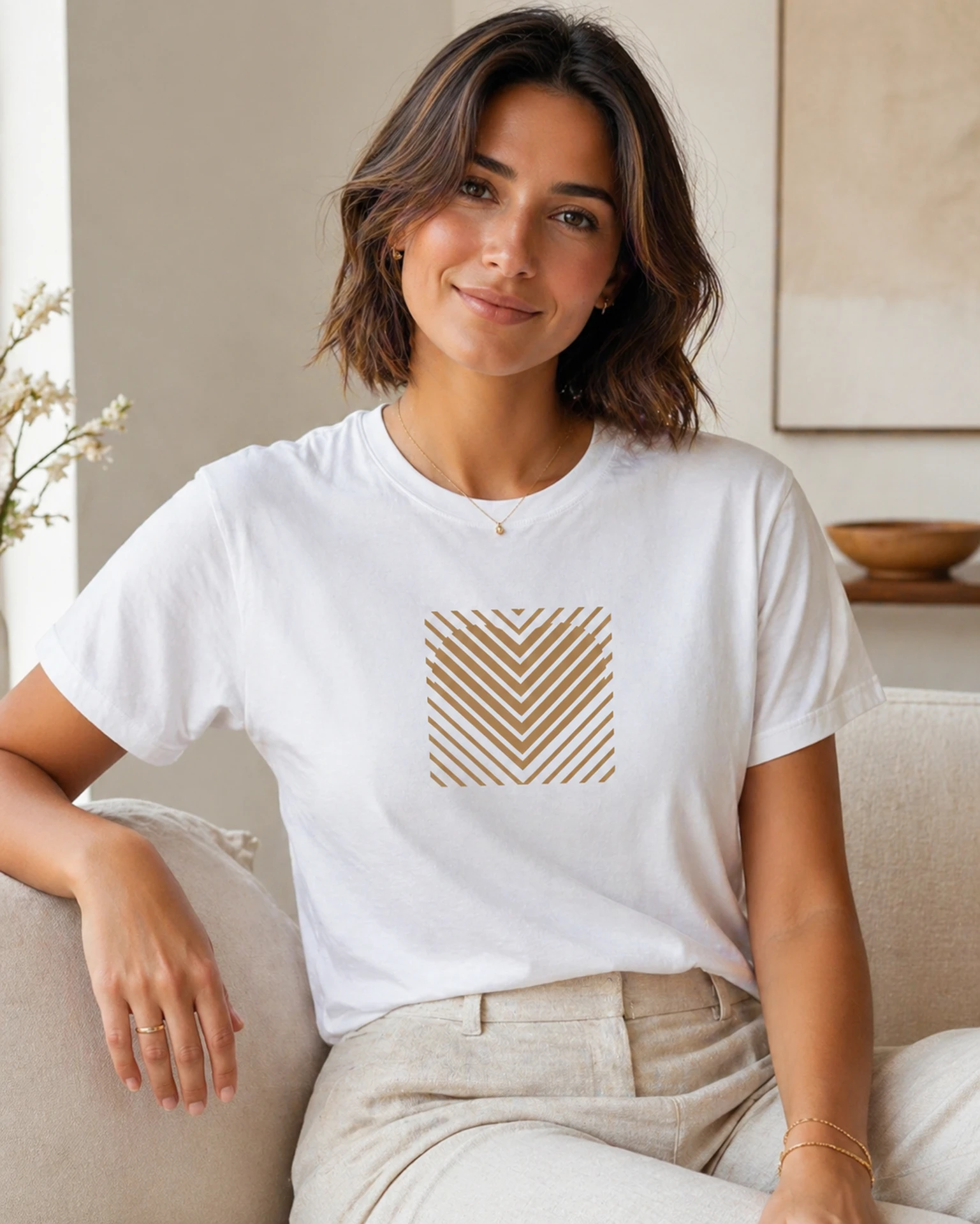Heart Stripe T-särk kuldse geomeetrilise triibusüdamega