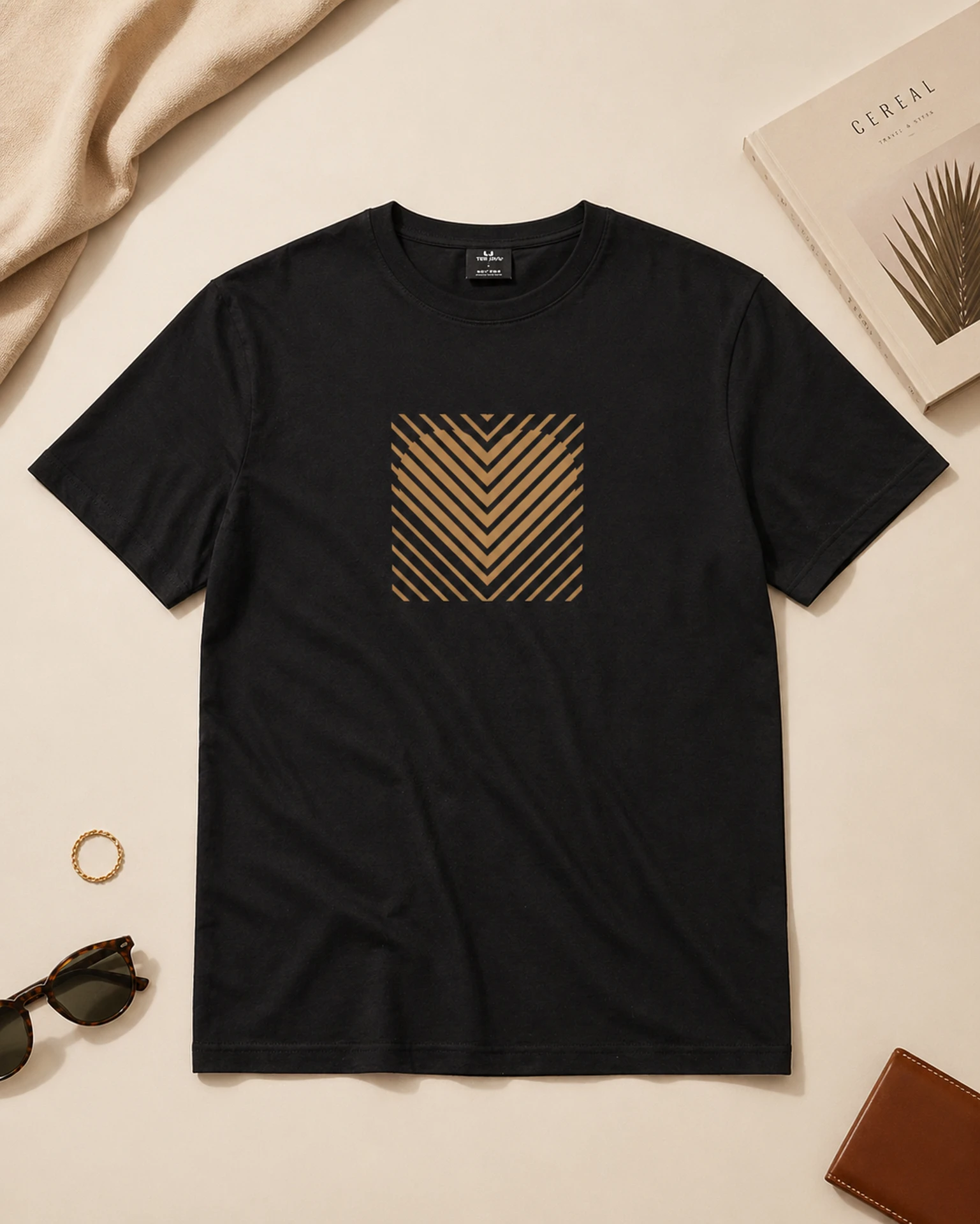 Heart Stripe T-särk kuldse geomeetrilise triibusüdamega
