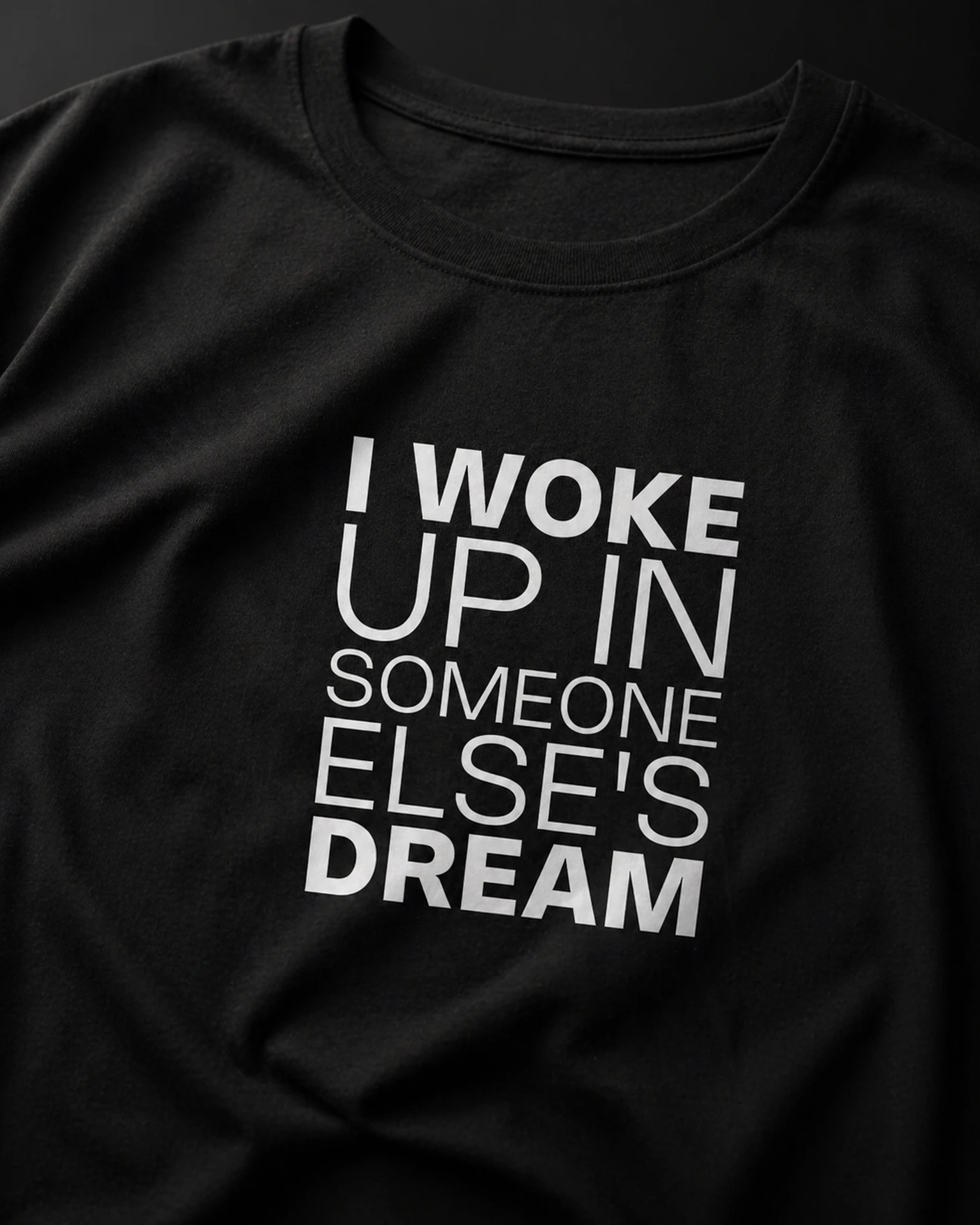 I Woke Up In Someone Else’s Dream T-särk bold plokktüpograafiaga
