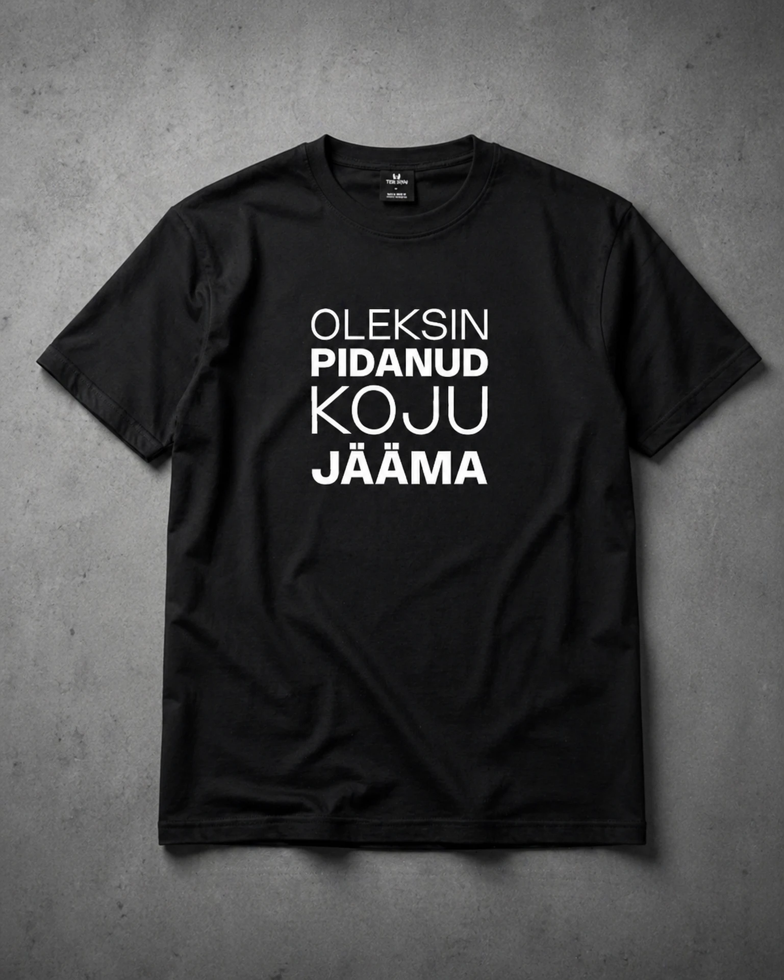 Oleksin pidanud koju jääma must T-särk betoonhallil taustal