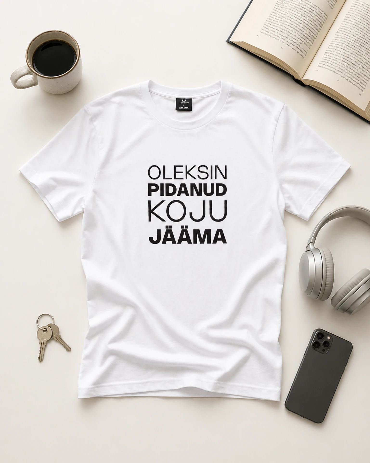 Oleksin pidanud koju jääma valge T-särk koduse flatlay kompositsioonina