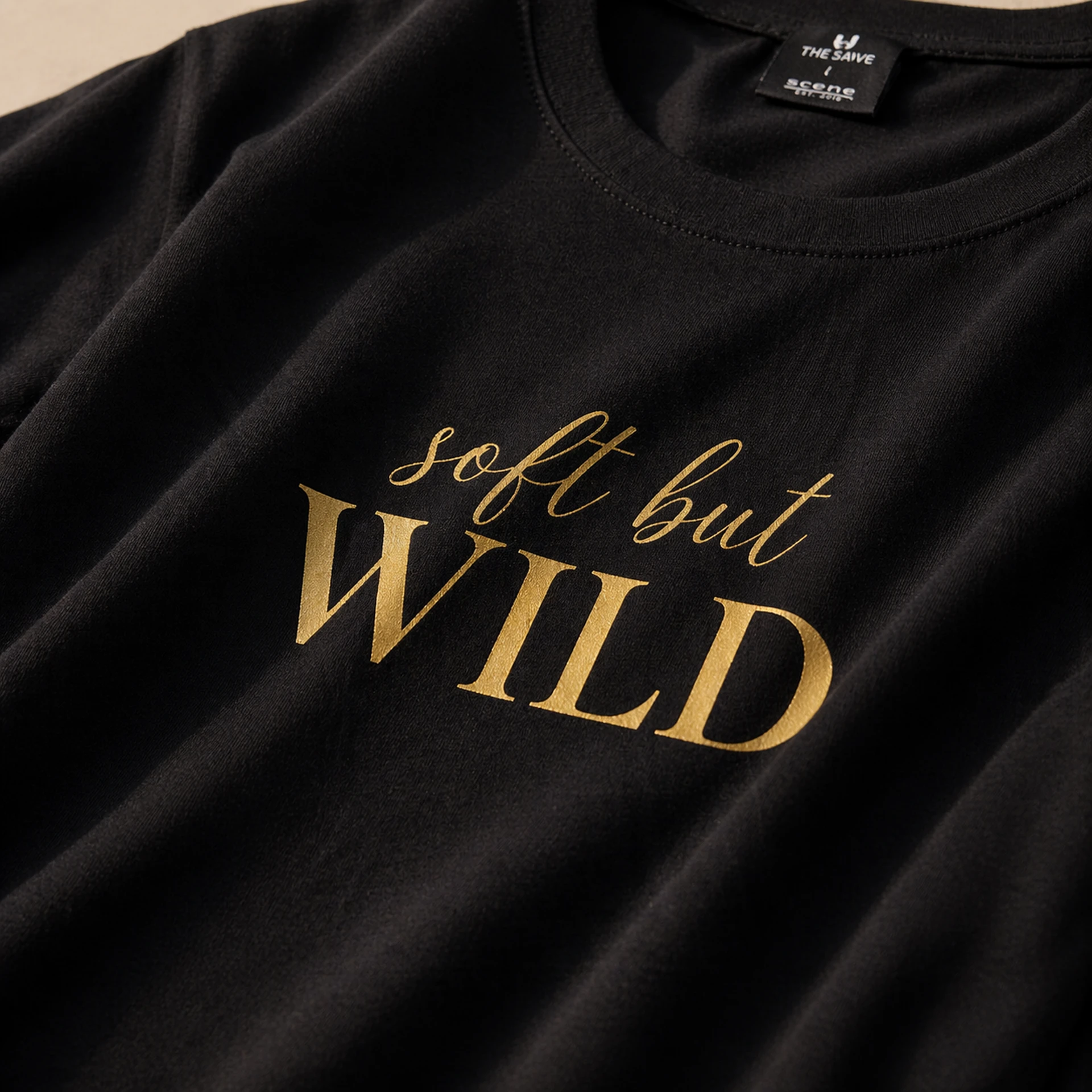 Soft But Wild kuldse trüki lähivaade mustal särgil