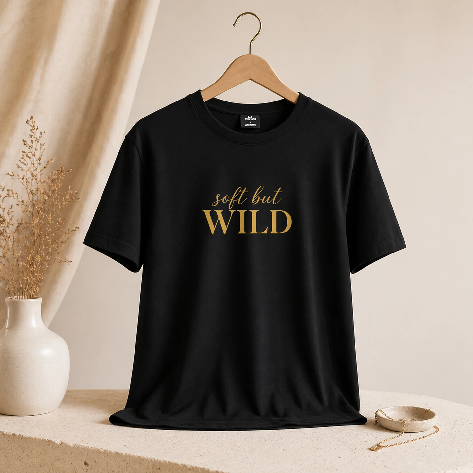 Soft But Wild must T-särk kuldse kirjaga puhtal premium taustal