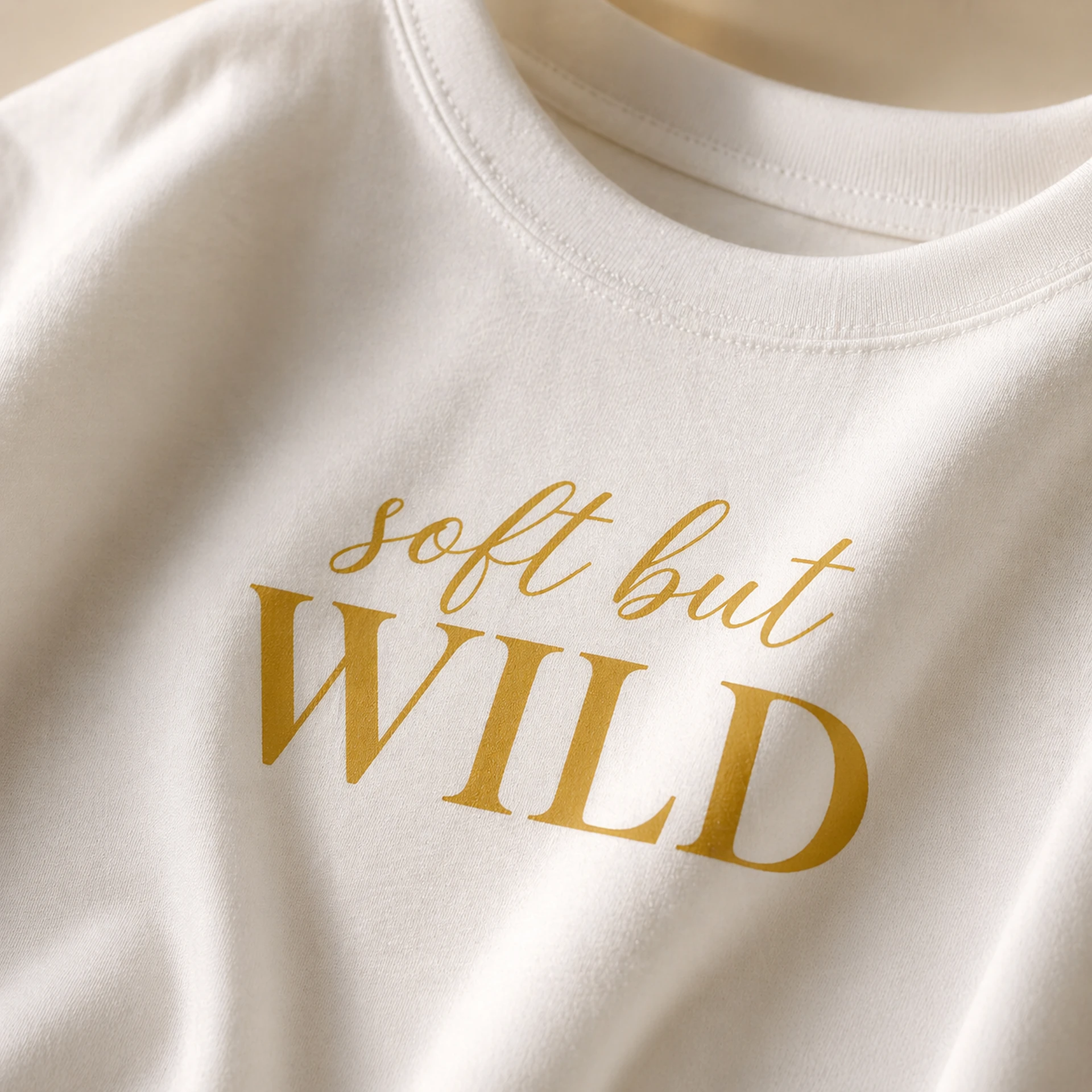 Soft But Wild kuldse trüki lähivaade valgel särgil
