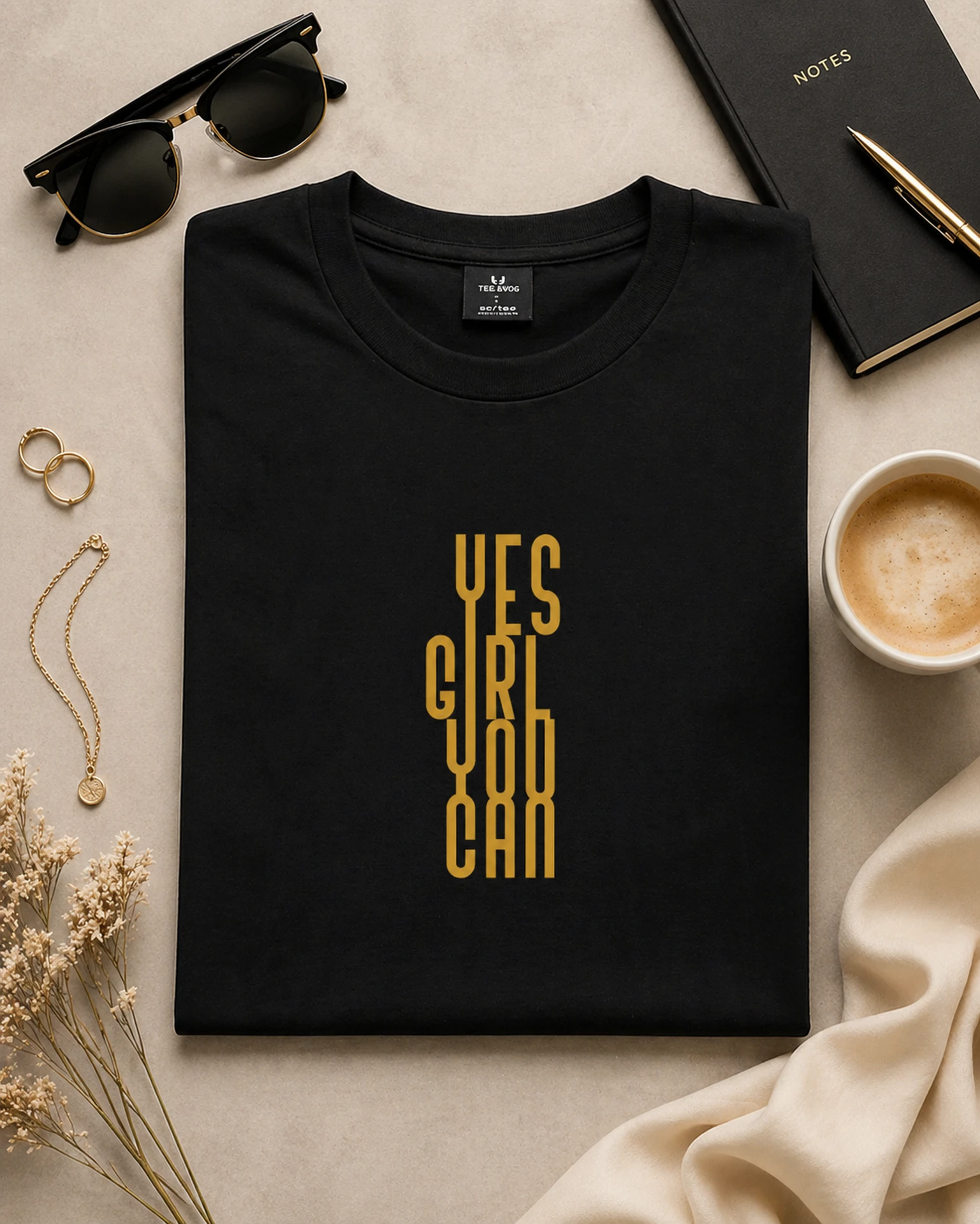 Yes Girl You Can must T-särk kuldse vertikaalse trükiga flatlay vaates
