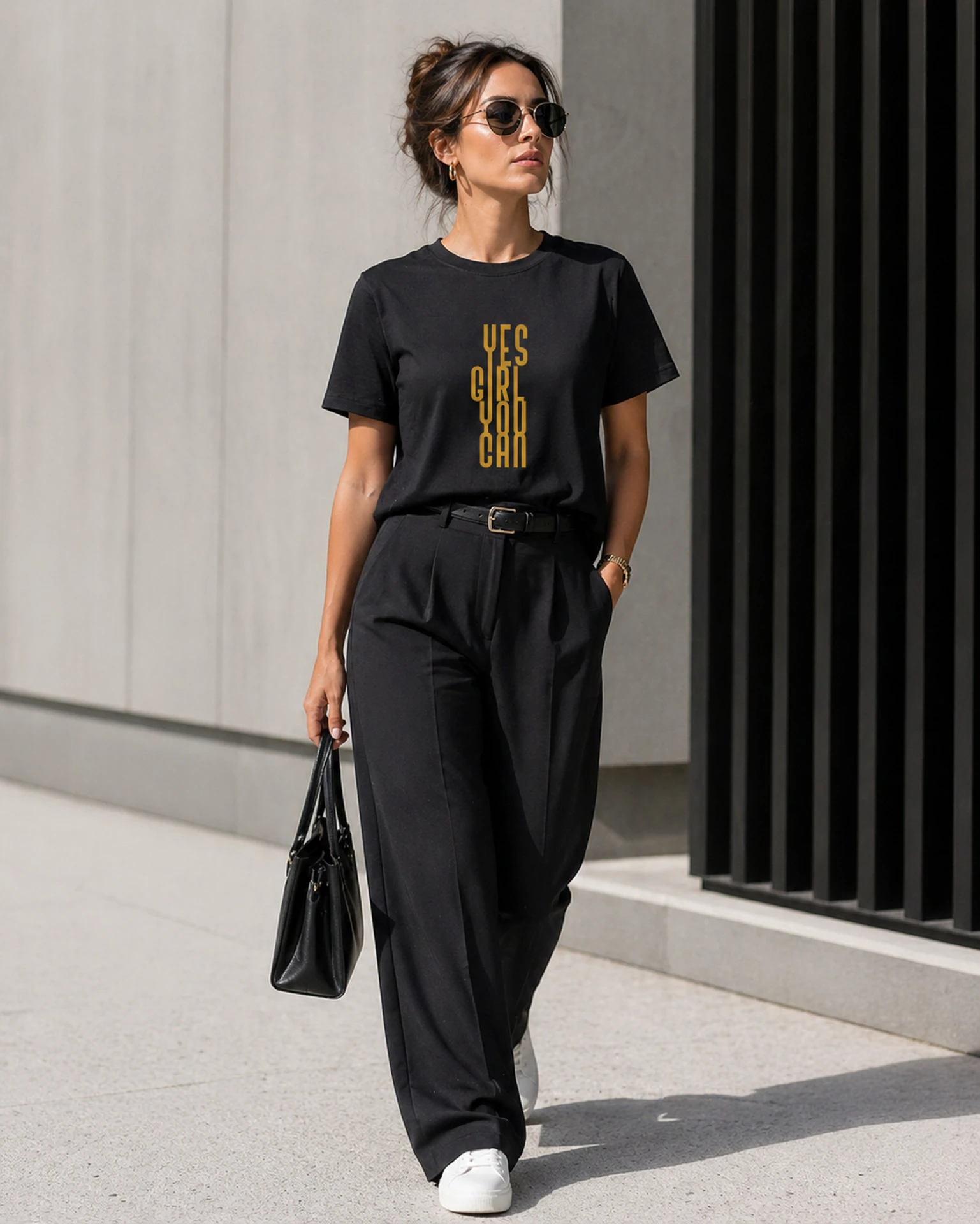 Yes Girl You Can must T-särk kuldse kirjaga smart casual riietuses