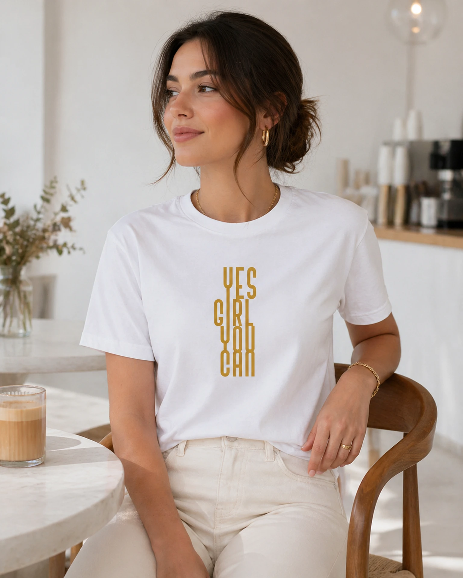 Yes Girl You Can valge T-särk kuldse kirjaga heledas kohvikustiilis