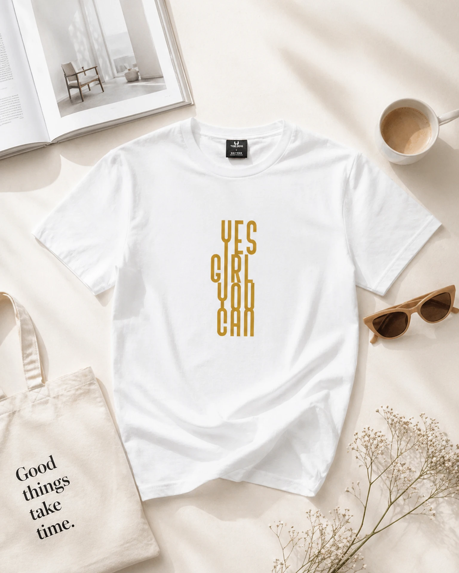 Yes Girl You Can valge T-särk kuldse vertikaalse trükiga flatlay vaates